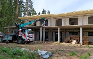 Монтаж стеклопакетов с помощью КМУ и вакуумного захвата