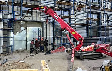Монтаж металлоконструкция с помощью мини-крана Арлифт