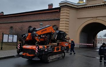 Мини-кран Арлифт JF545 прибыл на работы в исторический центр города
